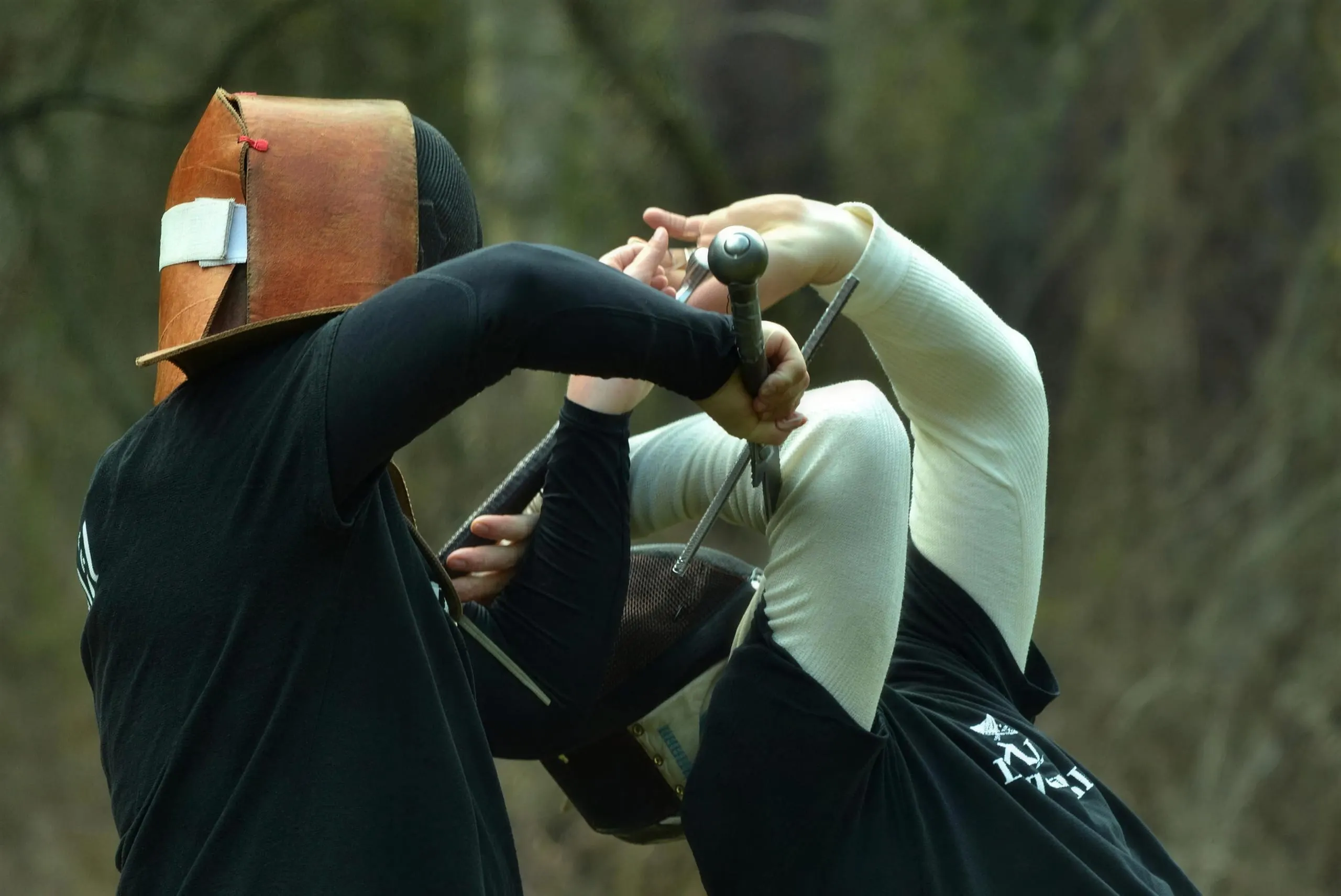 Co je Stage and Screen Combat a jak se liší od HEMA, scénického šermu a kaskadérství