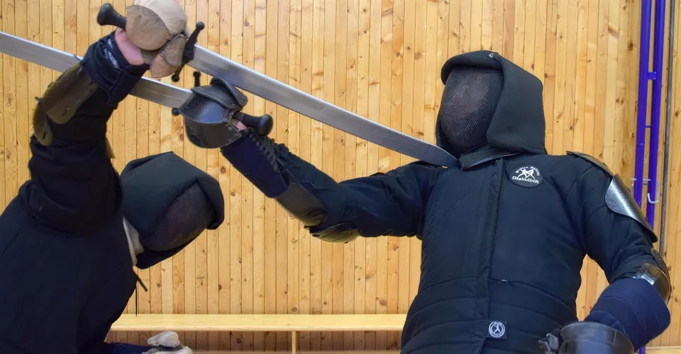 Jak poznat tesák: čepel, řap, záštita, rukojeť, hlavice a pochva